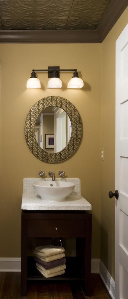 Immagine di una stanza da bagno contemporanea con ante in stile shaker, lavabo a bacinella e top piastrellato