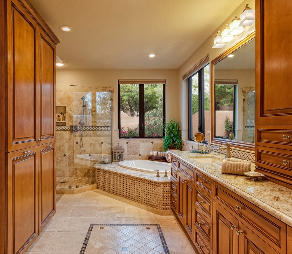 Bild på ett stort vintage en-suite badrum, med luckor med upphöjd panel, skåp i mellenmörkt trä, ett platsbyggt badkar, en dusch i en alkov, beige väggar, kalkstensgolv, ett undermonterad handfat och granitbänkskiva