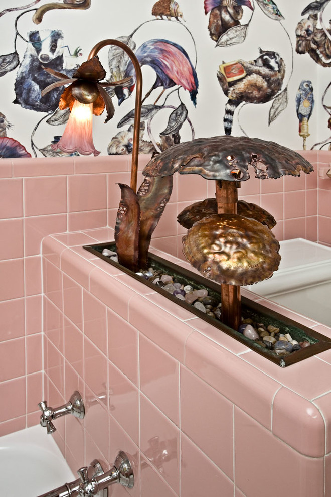 На фото: главная ванная комната в стиле фьюжн с ванной в нише, розовой плиткой и керамической плиткой с
