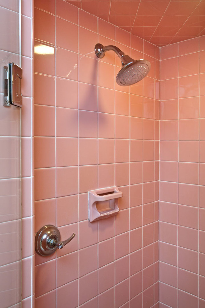 Пример оригинального дизайна: главная ванная комната в стиле фьюжн с душем в нише и розовой плиткой