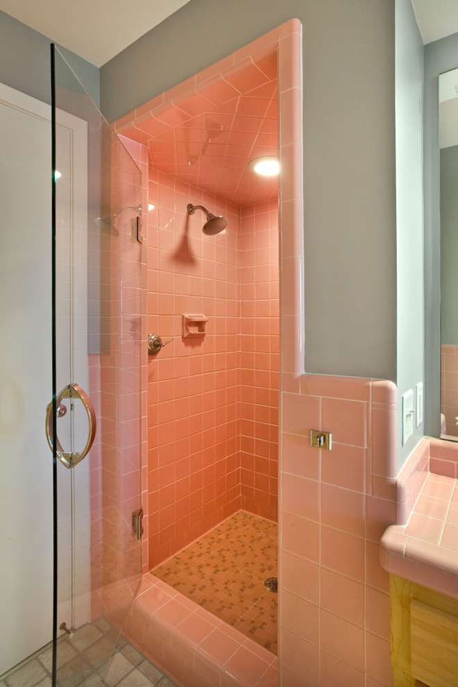Exempel på ett eklektiskt en-suite badrum, med en dusch i en alkov, rosa kakel, keramikplattor, grå väggar och klinkergolv i porslin