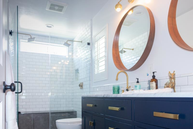 Пример оригинального дизайна: маленькая главная ванная комната в стиле фьюжн с фасадами островного типа, синими фасадами, душевой комнатой, унитазом-моноблоком, белой плиткой, керамической плиткой, белыми стенами, полом из керамической плитки, консольной раковиной, столешницей из кварцита, черным полом, душем с распашными дверями и серой столешницей для на участке и в саду