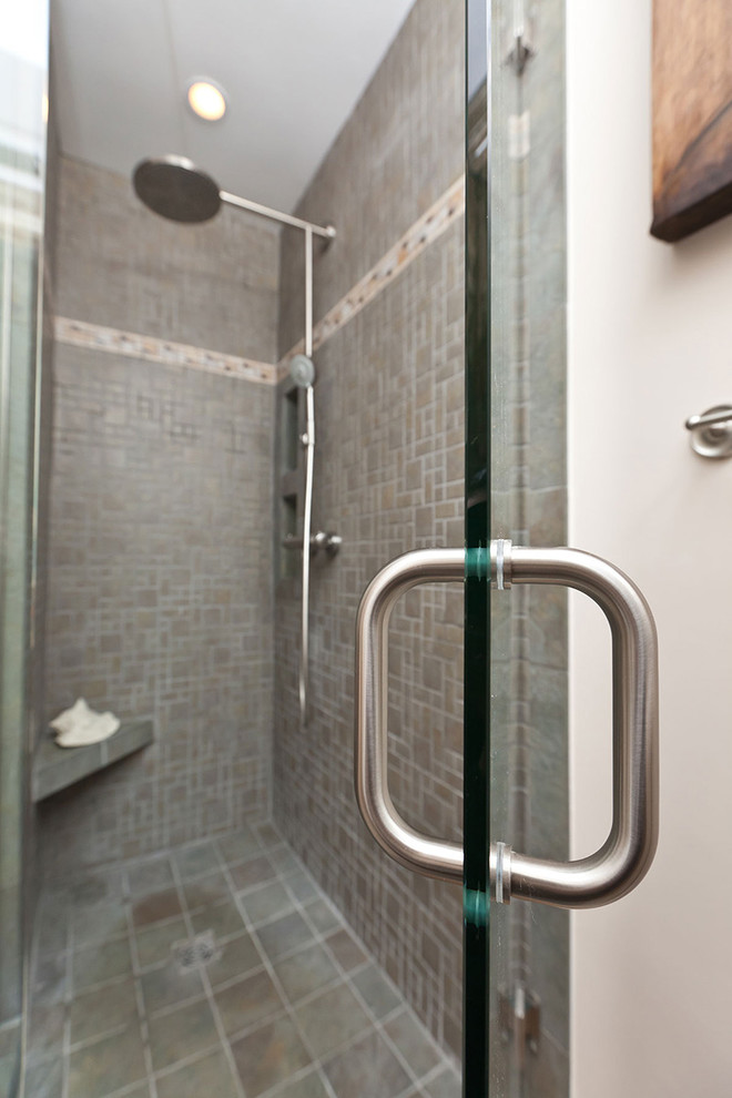 Ejemplo de cuarto de baño ecléctico pequeño con ducha esquinera, baldosas y/o azulejos marrones y baldosas y/o azulejos de piedra