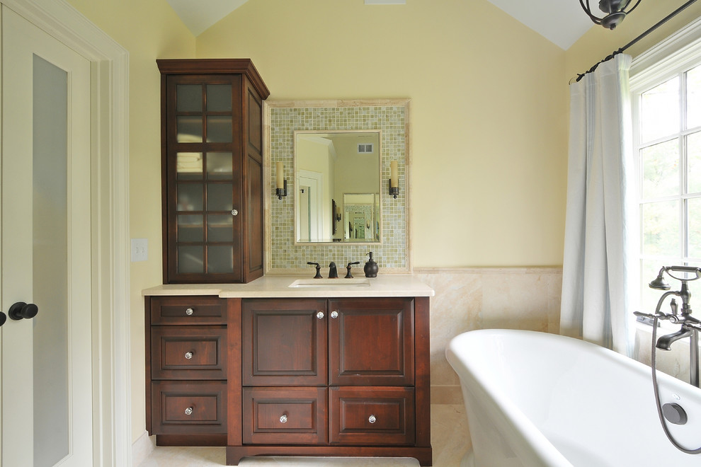 Diseño de cuarto de baño rectangular tradicional con bañera exenta
