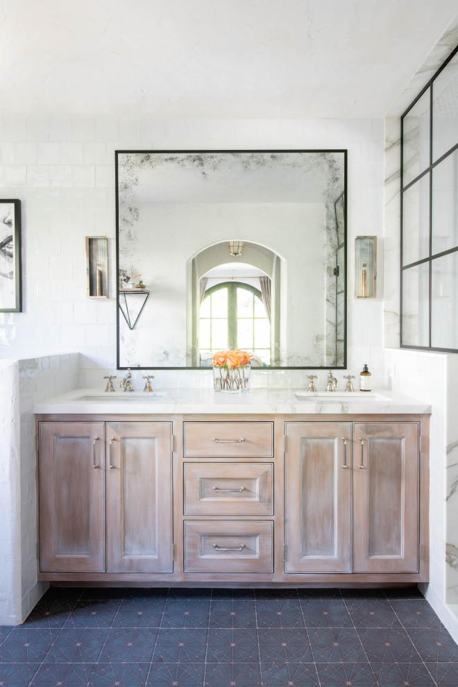 Cette photo montre une salle de bain méditerranéenne en bois clair avec un placard à porte affleurante, un carrelage blanc, un lavabo encastré, un sol bleu, un plan de toilette blanc et meuble-lavabo encastré.