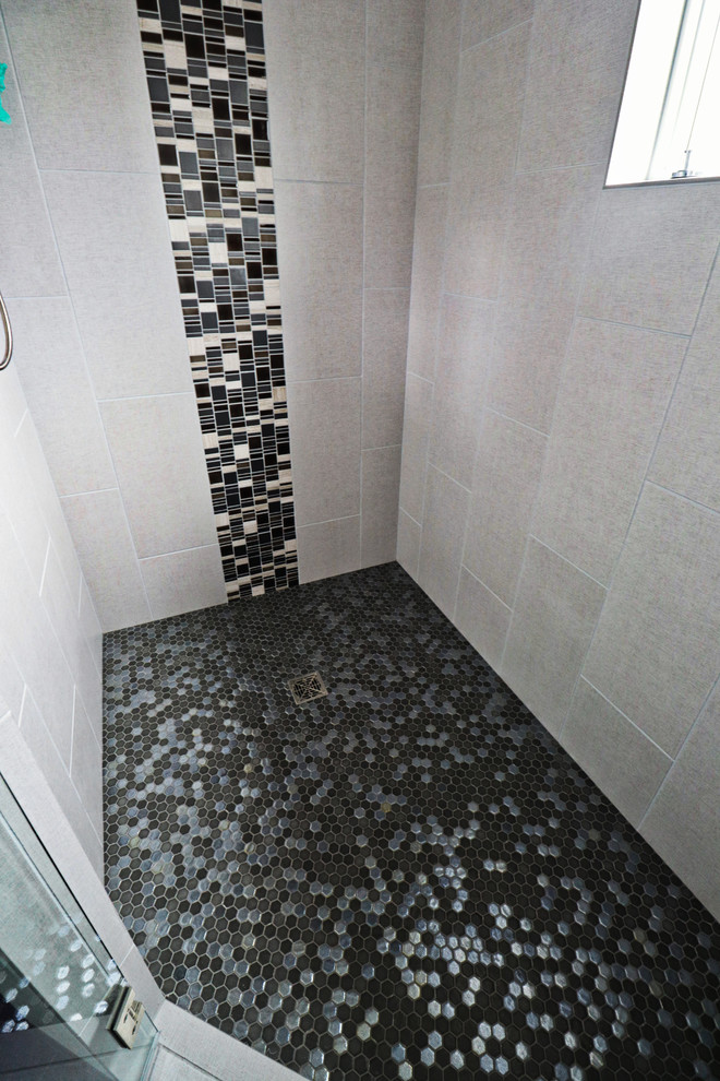 Cette image montre une grande salle de bain bohème pour enfant avec une douche d'angle, un carrelage blanc, des carreaux de porcelaine, un sol en carrelage de terre cuite, un sol noir et une cabine de douche à porte battante.