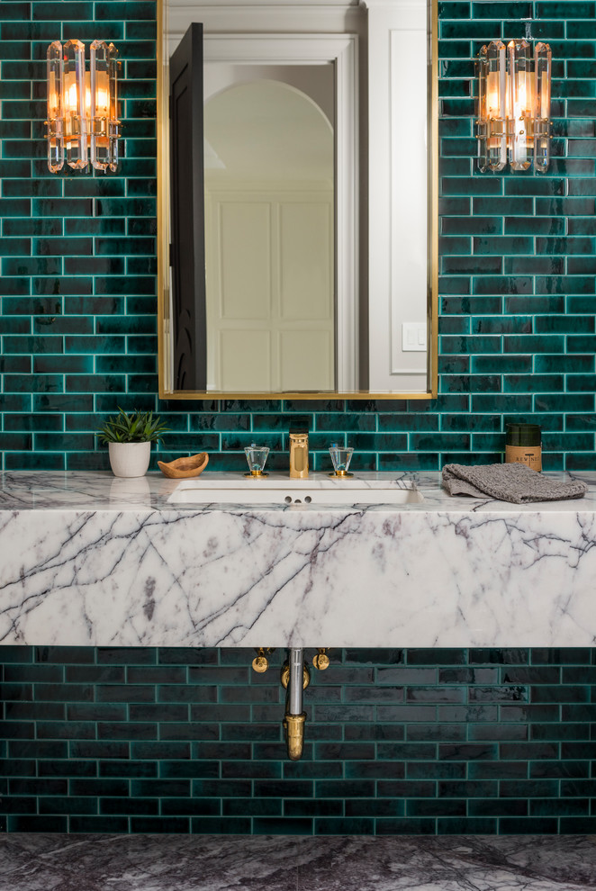 На фото: ванная комната в современном стиле с зеленой плиткой, мраморным полом, мраморной столешницей, плиткой кабанчик, зелеными стенами, подвесной раковиной и разноцветным полом