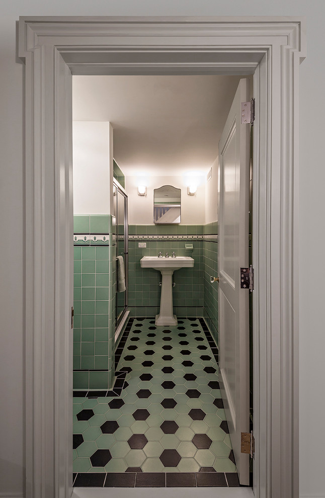 На фото: большая главная ванная комната в классическом стиле с ванной на ножках, открытым душем, зеленой плиткой, керамической плиткой, зелеными стенами, полом из керамической плитки, раковиной с пьедесталом, зеленым полом и душем с распашными дверями