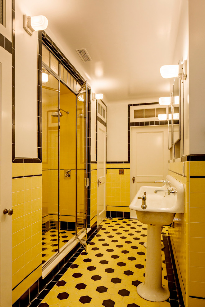 Foto på ett stort vintage en-suite badrum, med ett badkar med tassar, en öppen dusch, vit kakel, keramikplattor, gula väggar, klinkergolv i keramik, ett piedestal handfat, gult golv och dusch med gångjärnsdörr
