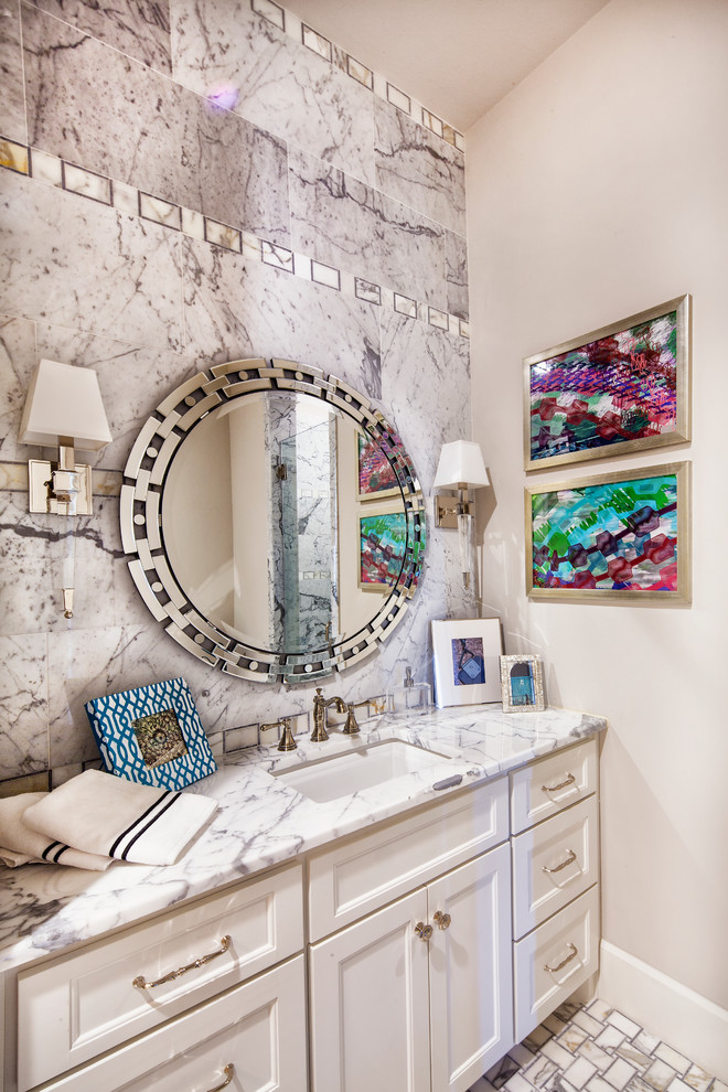 На фото: ванная комната среднего размера в стиле фьюжн с фасадами с утопленной филенкой, белыми фасадами, душем в нише, белой плиткой, мраморной плиткой, белыми стенами, полом из мозаичной плитки, душевой кабиной, врезной раковиной и мраморной столешницей