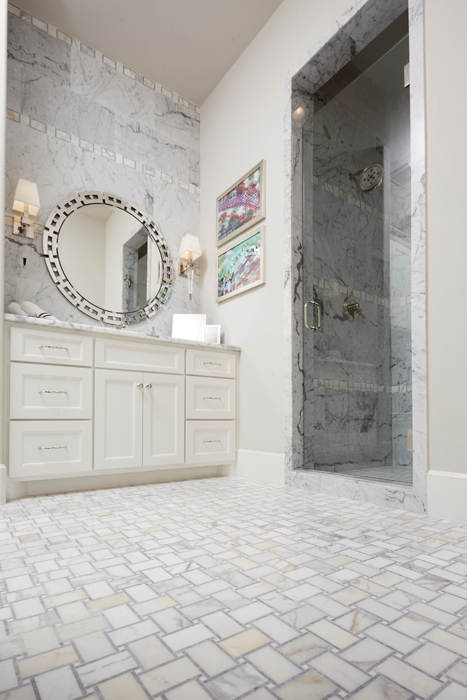 Cette image montre une salle de bain bohème de taille moyenne avec un placard avec porte à panneau encastré, des portes de placard blanches, un carrelage blanc, du carrelage en marbre, un mur blanc, un sol en carrelage de terre cuite, un lavabo encastré et un plan de toilette en marbre.