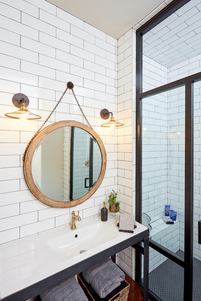 Идея дизайна: главная ванная комната среднего размера в стиле фьюжн с открытыми фасадами, серыми фасадами, душем в нише, белой плиткой, керамической плиткой, белыми стенами, полом из керамической плитки, монолитной раковиной и столешницей из искусственного камня
