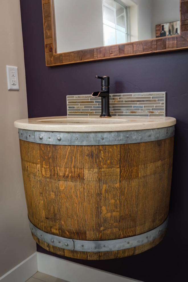 Cette image montre une petite salle de bain rustique en bois brun avec un mur violet, un lavabo suspendu et un plan de toilette en surface solide.