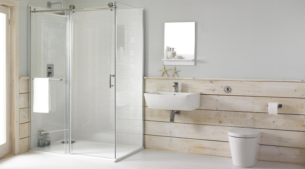 Imagen de cuarto de baño actual grande con lavabo suspendido, ducha esquinera, sanitario de una pieza, baldosas y/o azulejos blancos, paredes grises y suelo de linóleo