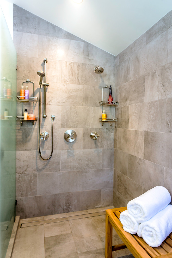 Diseño de cuarto de baño principal contemporáneo pequeño con lavabo de seno grande, ducha a ras de suelo, baldosas y/o azulejos grises, baldosas y/o azulejos de porcelana, paredes blancas y suelo de baldosas de porcelana