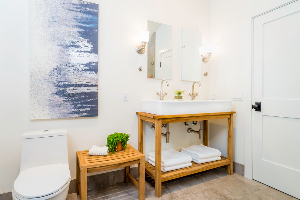 Idee per una piccola stanza da bagno padronale costiera con lavabo rettangolare, piastrelle in gres porcellanato, pareti bianche e pavimento in gres porcellanato