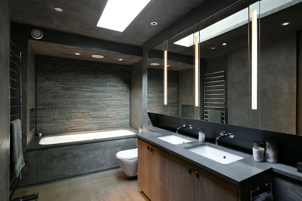 ロンドンにあるミッドセンチュリースタイルのおしゃれな浴室の写真
