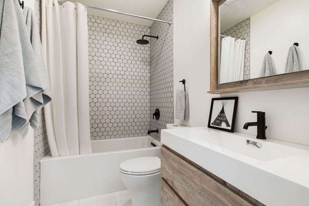 Стильный дизайн: маленькая детская ванная комната в скандинавском стиле с плоскими фасадами, светлыми деревянными фасадами, угловой ванной, угловым душем, унитазом-моноблоком, белой плиткой, цементной плиткой, белыми стенами, полом из керамогранита, подвесной раковиной, белым полом, шторкой для ванной, белой столешницей, тумбой под одну раковину и подвесной тумбой для на участке и в саду - последний тренд