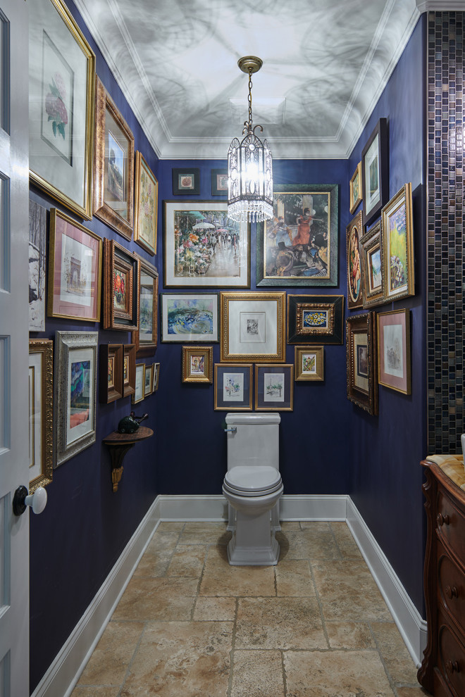 Inredning av ett klassiskt mellanstort flerfärgad flerfärgat badrum, med luckor med infälld panel, bruna skåp, en toalettstol med hel cisternkåpa, blå väggar, terrazzogolv, ett fristående handfat, marmorbänkskiva och beiget golv