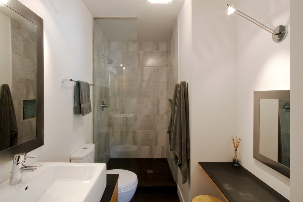 Источник вдохновения для домашнего уюта: ванная комната среднего размера в стиле модернизм с плоскими фасадами, светлыми деревянными фасадами, душем в нише, раздельным унитазом, белыми стенами и душевой кабиной