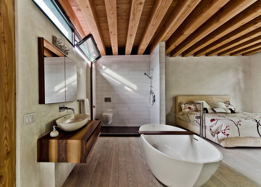 モントリオールにあるコンテンポラリースタイルのおしゃれな浴室 (置き型浴槽、サブウェイタイル) の写真