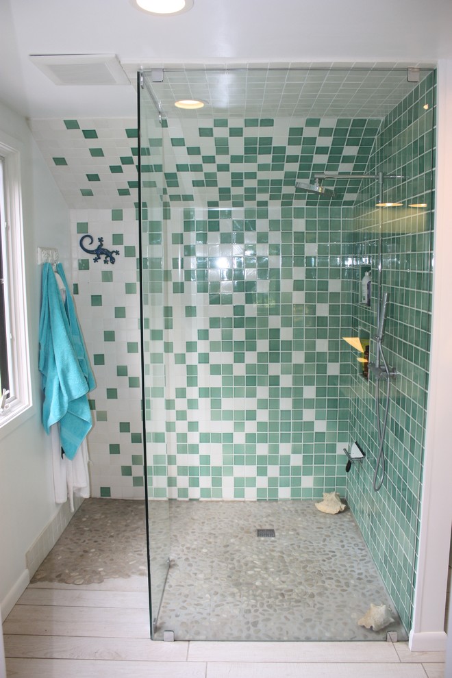 Пример оригинального дизайна: главная ванная комната среднего размера в современном стиле с открытым душем, керамической плиткой, полом из галечной плитки и синей плиткой