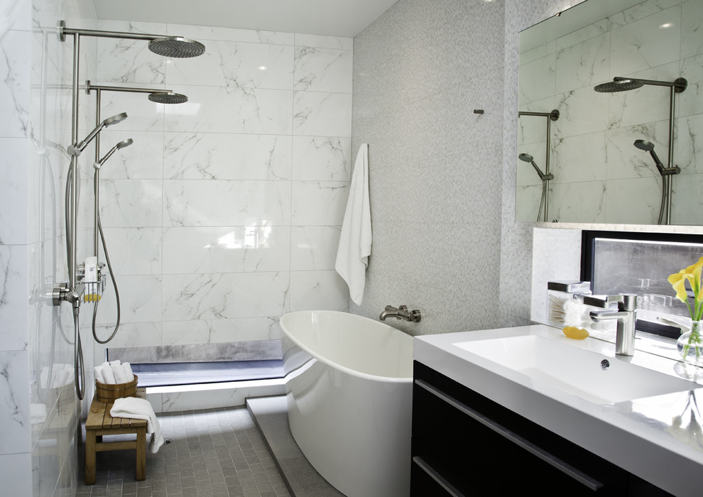 Idée de décoration pour une salle de bain minimaliste avec une baignoire indépendante et un placard à porte plane.
