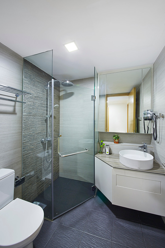 Пример оригинального дизайна: маленькая главная ванная комната в стиле модернизм с плоскими фасадами, белыми фасадами, столешницей из дерева, серой плиткой и бежевыми стенами для на участке и в саду