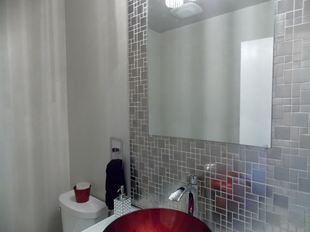Foto di una stanza da bagno padronale minimal con piastrelle in metallo