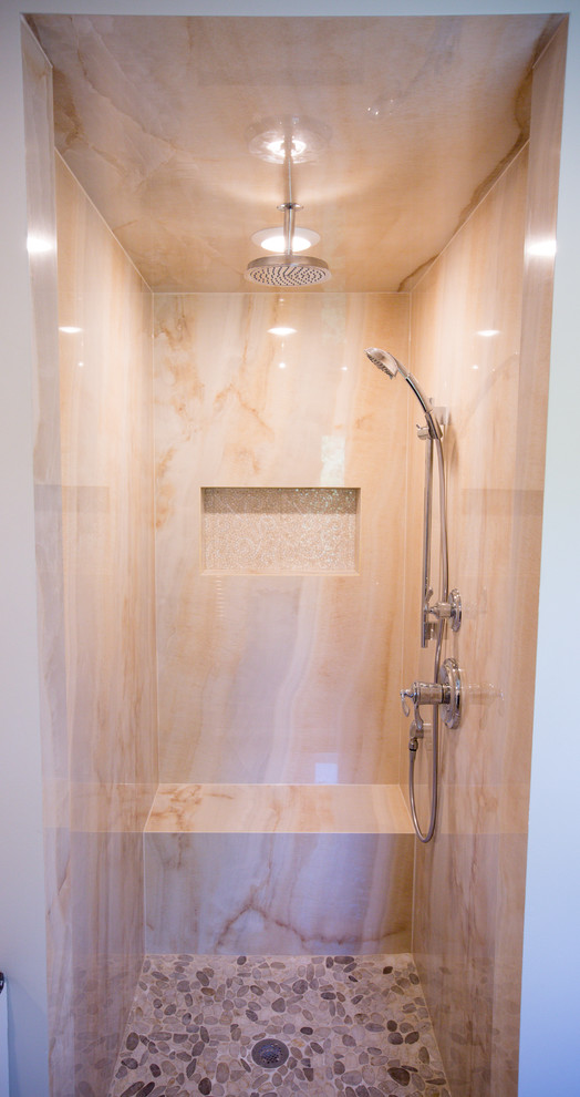 Mittelgroßes Uriges Badezimmer mit offener Dusche, gelben Fliesen, Porzellanfliesen und Keramikboden in Minneapolis