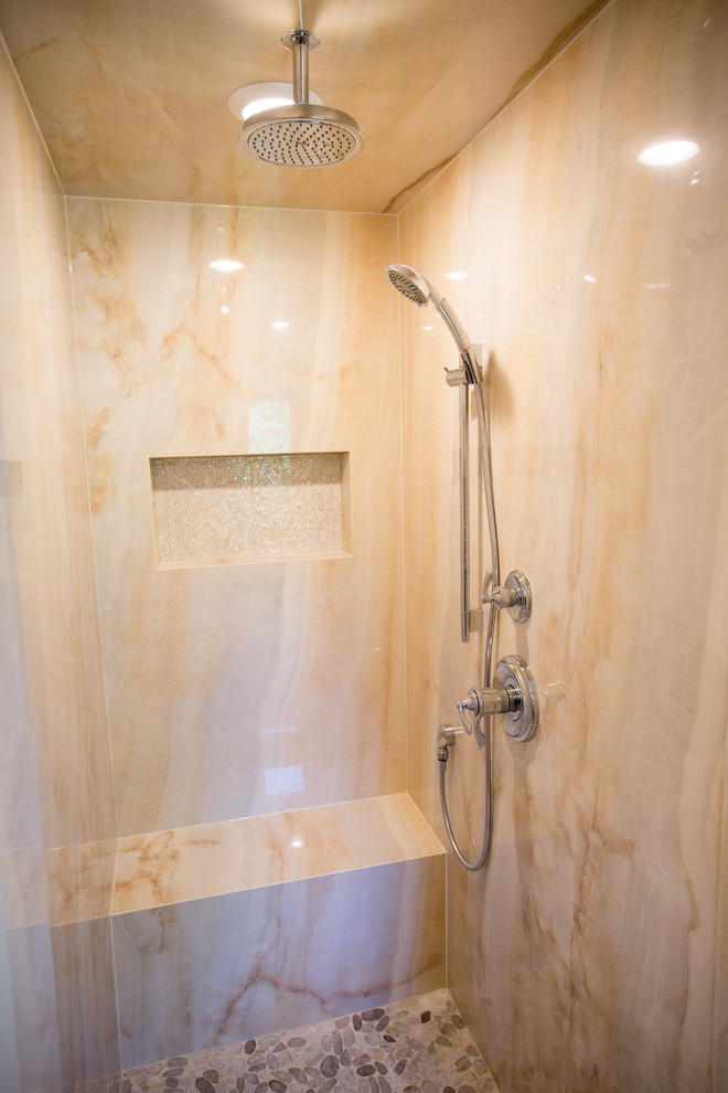 Cette image montre une salle de bain chalet avec une douche ouverte, un carrelage beige, des carreaux de porcelaine et un sol en carrelage de céramique.