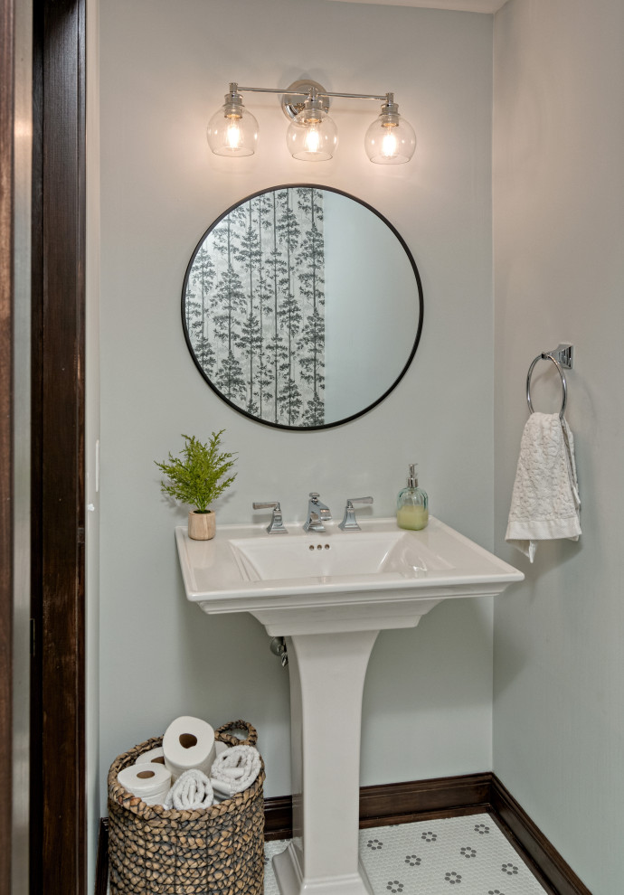 Ejemplo de cuarto de baño único tradicional de tamaño medio con paredes grises, suelo de baldosas de porcelana, lavabo con pedestal y suelo blanco