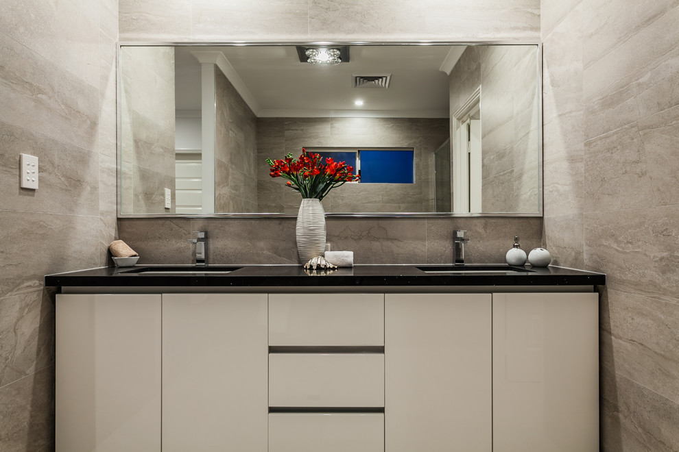 Esempio di una stanza da bagno con doccia design di medie dimensioni con ante lisce, ante beige, piastrelle grigie, piastrelle in ceramica, pareti grigie, lavabo sottopiano e top in quarzo composito