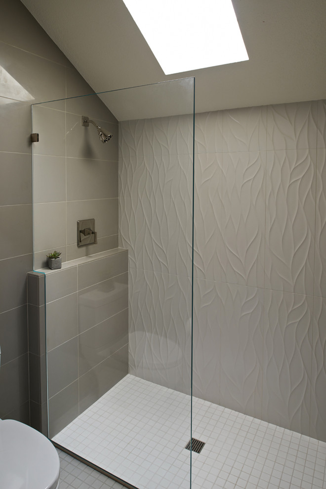 Idéer för att renovera ett mellanstort funkis badrum med dusch, med en öppen dusch, en toalettstol med hel cisternkåpa, grå kakel, porslinskakel, grå väggar och mosaikgolv