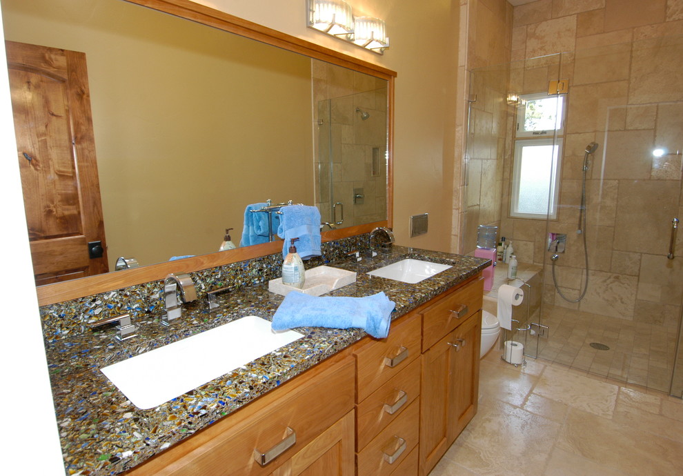 Bild på ett stort vintage en-suite badrum, med skåp i shakerstil, skåp i mellenmörkt trä, en dusch i en alkov, brun kakel, stenkakel, bruna väggar, travertin golv, ett undermonterad handfat, bänkskiva i terrazo, brunt golv och med dusch som är öppen
