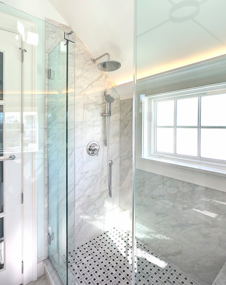 Idéer för maritima en-suite badrum, med ett undermonterad handfat, släta luckor, vita skåp, marmorbänkskiva, en öppen dusch, en toalettstol med separat cisternkåpa, grå kakel, keramikplattor, blå väggar och marmorgolv