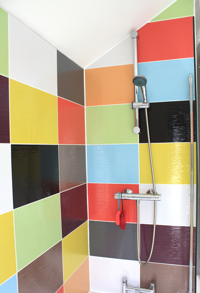 Esempio di una stanza da bagno per bambini minimal con piastrelle multicolore