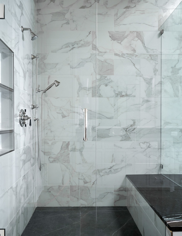 Пример оригинального дизайна: большая главная ванная комната в стиле неоклассика (современная классика) с накладной ванной, угловым душем, белой плиткой, керамогранитной плиткой, полом из керамогранита, черным полом и душем с распашными дверями