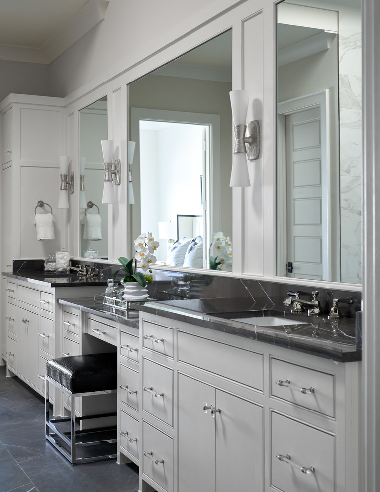 Источник вдохновения для домашнего уюта: большая главная ванная комната в стиле неоклассика (современная классика) с белыми фасадами, накладной ванной, угловым душем, белой плиткой, керамогранитной плиткой, белыми стенами, полом из керамогранита, врезной раковиной, черным полом, душем с распашными дверями и черной столешницей
