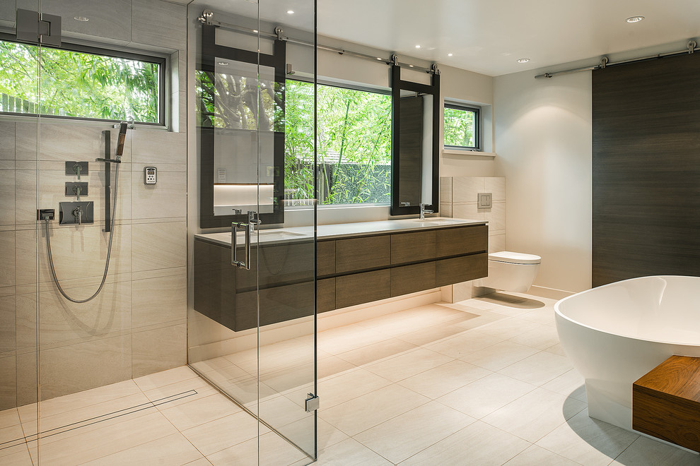 Aménagement d'une salle de bain contemporaine en bois foncé de taille moyenne avec un lavabo encastré, un placard à porte plane, une baignoire indépendante, WC suspendus, un carrelage beige, un mur blanc et une douche à l'italienne.
