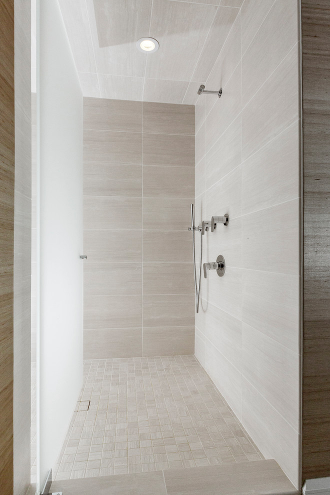 Foto på ett mellanstort funkis en-suite badrum, med släta luckor, skåp i mellenmörkt trä, en öppen dusch, grå kakel, porslinskakel, flerfärgade väggar, klinkergolv i porslin, ett fristående handfat, träbänkskiva, grått golv och dusch med gångjärnsdörr