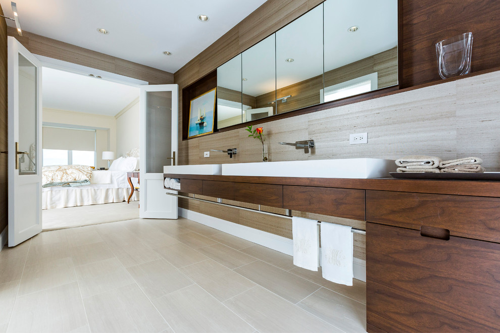 Exempel på ett mellanstort modernt en-suite badrum, med släta luckor, skåp i mellenmörkt trä, grå kakel, flerfärgade väggar, träbänkskiva, grått golv, en öppen dusch, porslinskakel, klinkergolv i porslin, ett fristående handfat och dusch med gångjärnsdörr