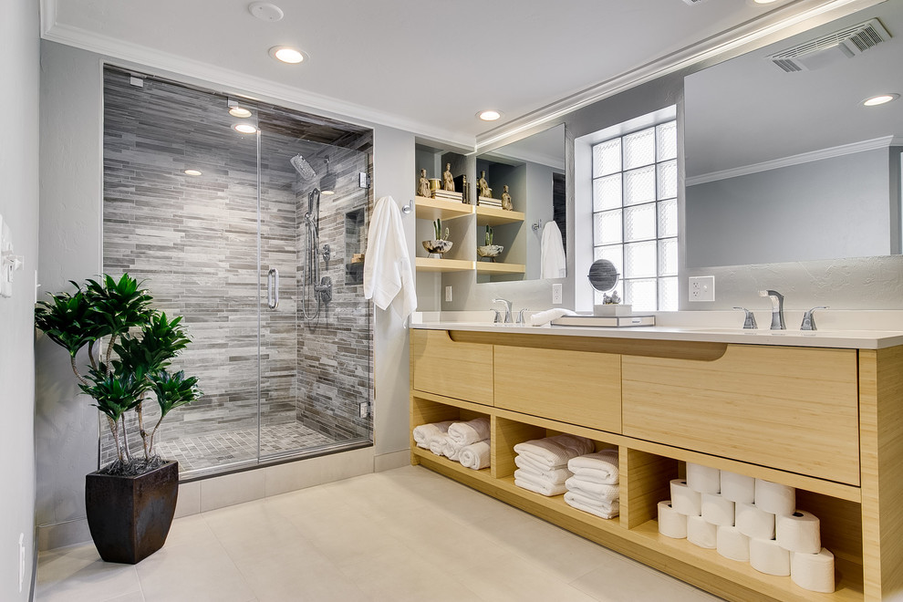 Ejemplo de cuarto de baño contemporáneo con armarios con paneles lisos, puertas de armario de madera clara, ducha empotrada, baldosas y/o azulejos grises, paredes grises, lavabo bajoencimera y suelo beige