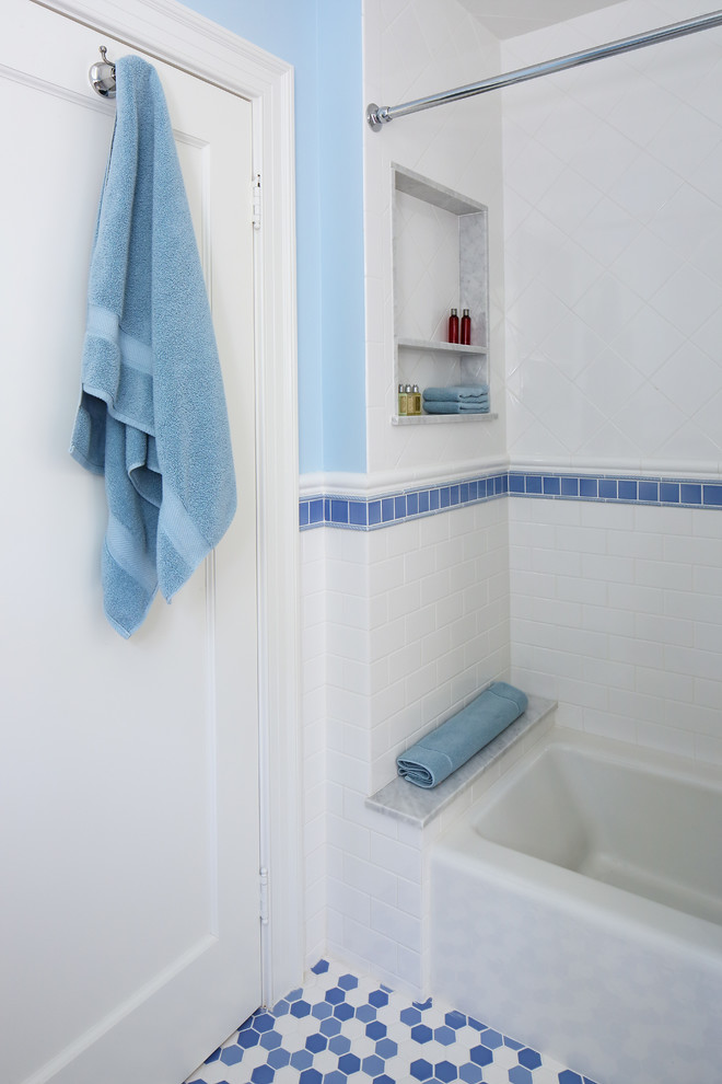 Idées déco pour une salle de bain éclectique de taille moyenne pour enfant avec une baignoire en alcôve, un combiné douche/baignoire, WC séparés, un carrelage bleu, des carreaux de céramique, un mur bleu, un sol en carrelage de céramique et un lavabo de ferme.