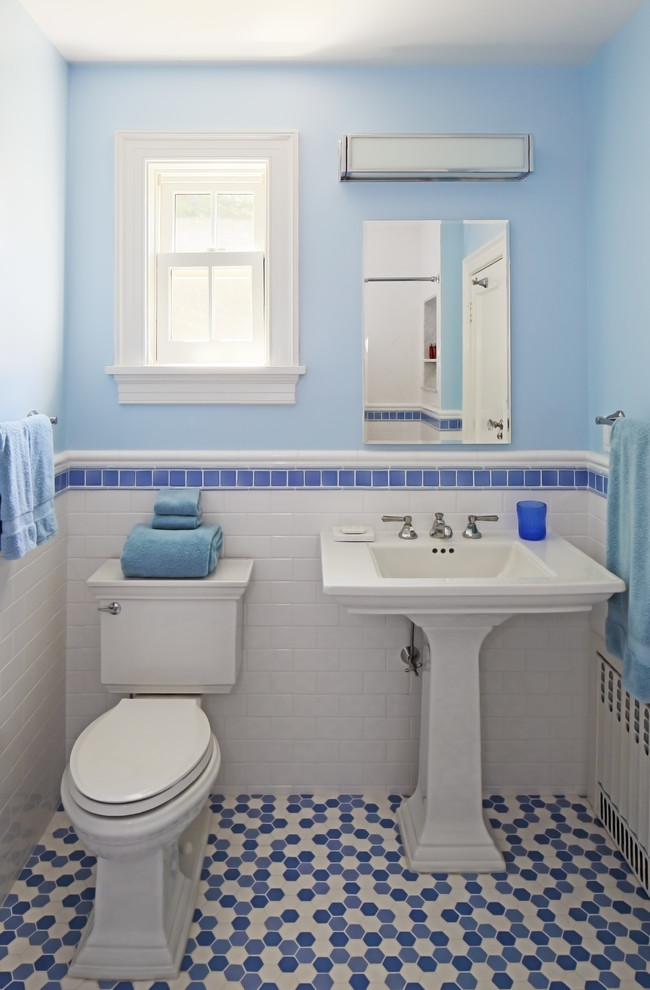 Стильный дизайн: детская ванная комната среднего размера в стиле фьюжн с ванной в нише, душем над ванной, раздельным унитазом, синей плиткой, керамической плиткой, синими стенами, полом из керамической плитки и раковиной с пьедесталом - последний тренд