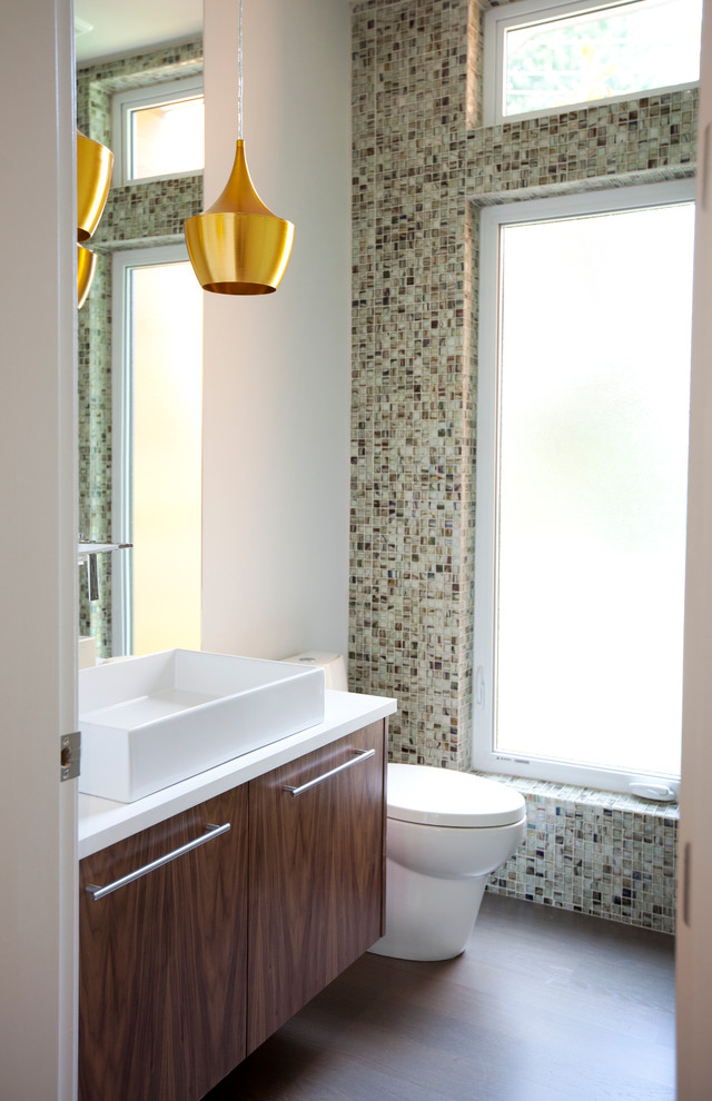Foto di una stanza da bagno minimal con piastrelle a mosaico e piastrelle beige