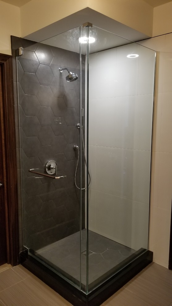 Стильный дизайн: большая главная ванная комната в современном стиле с душем в нише, коричневой плиткой, керамогранитной плиткой, серыми стенами, полом из керамической плитки, коричневым полом и душем с распашными дверями - последний тренд