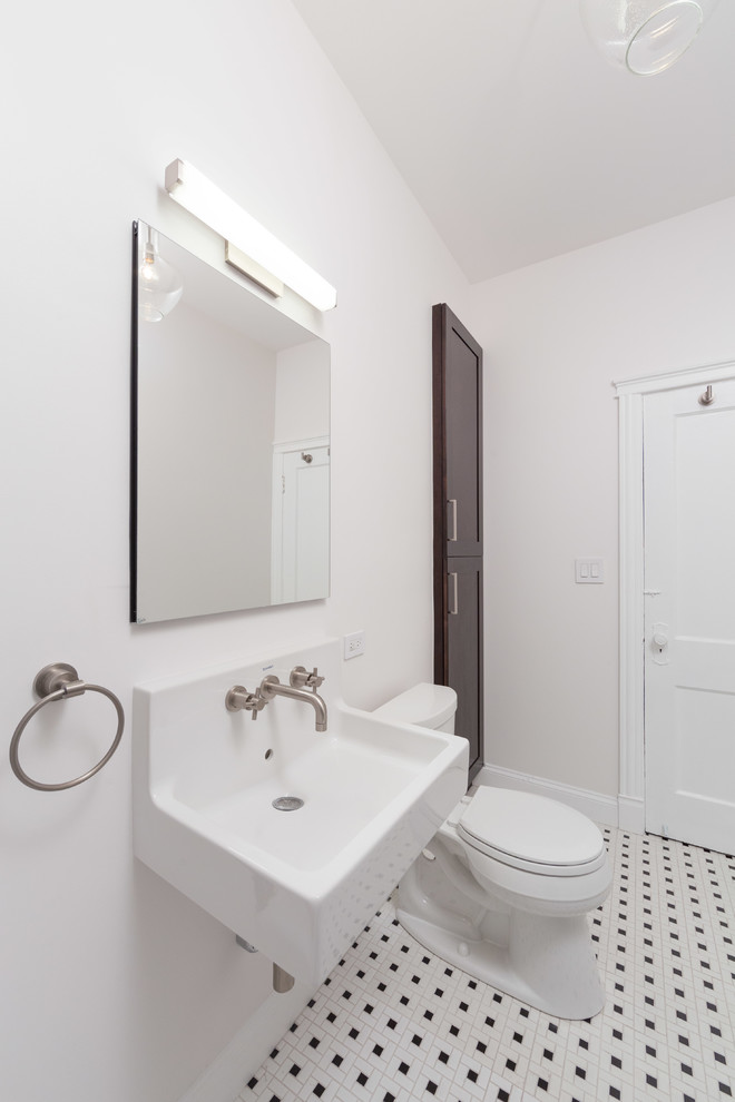 Пример оригинального дизайна: маленькая главная ванная комната в классическом стиле с фасадами в стиле шейкер, коричневыми фасадами, ванной в нише, душем над ванной, раздельным унитазом, белой плиткой, плиткой кабанчик, серыми стенами, полом из мозаичной плитки и подвесной раковиной для на участке и в саду