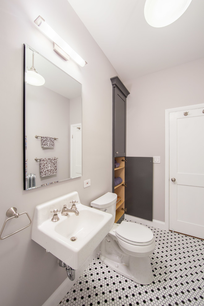 Idéer för små vintage en-suite badrum, med skåp i shakerstil, bruna skåp, ett badkar i en alkov, en dusch/badkar-kombination, en toalettstol med separat cisternkåpa, vit kakel, tunnelbanekakel, grå väggar, mosaikgolv och ett väggmonterat handfat
