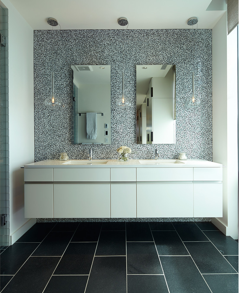 Стильный дизайн: ванная комната в современном стиле с плоскими фасадами, белыми фасадами и разноцветной плиткой - последний тренд